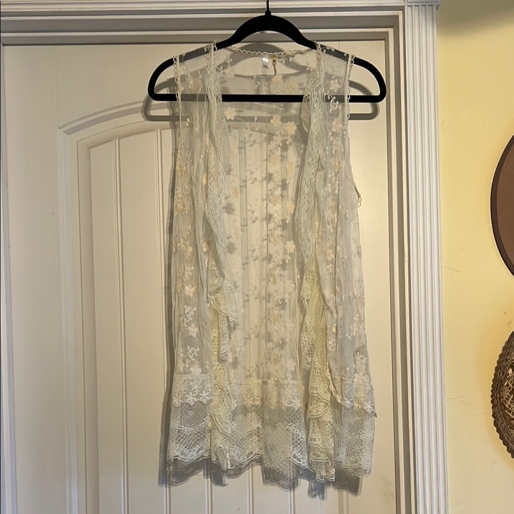 Kaktus Lace Sheer Vest in Cream